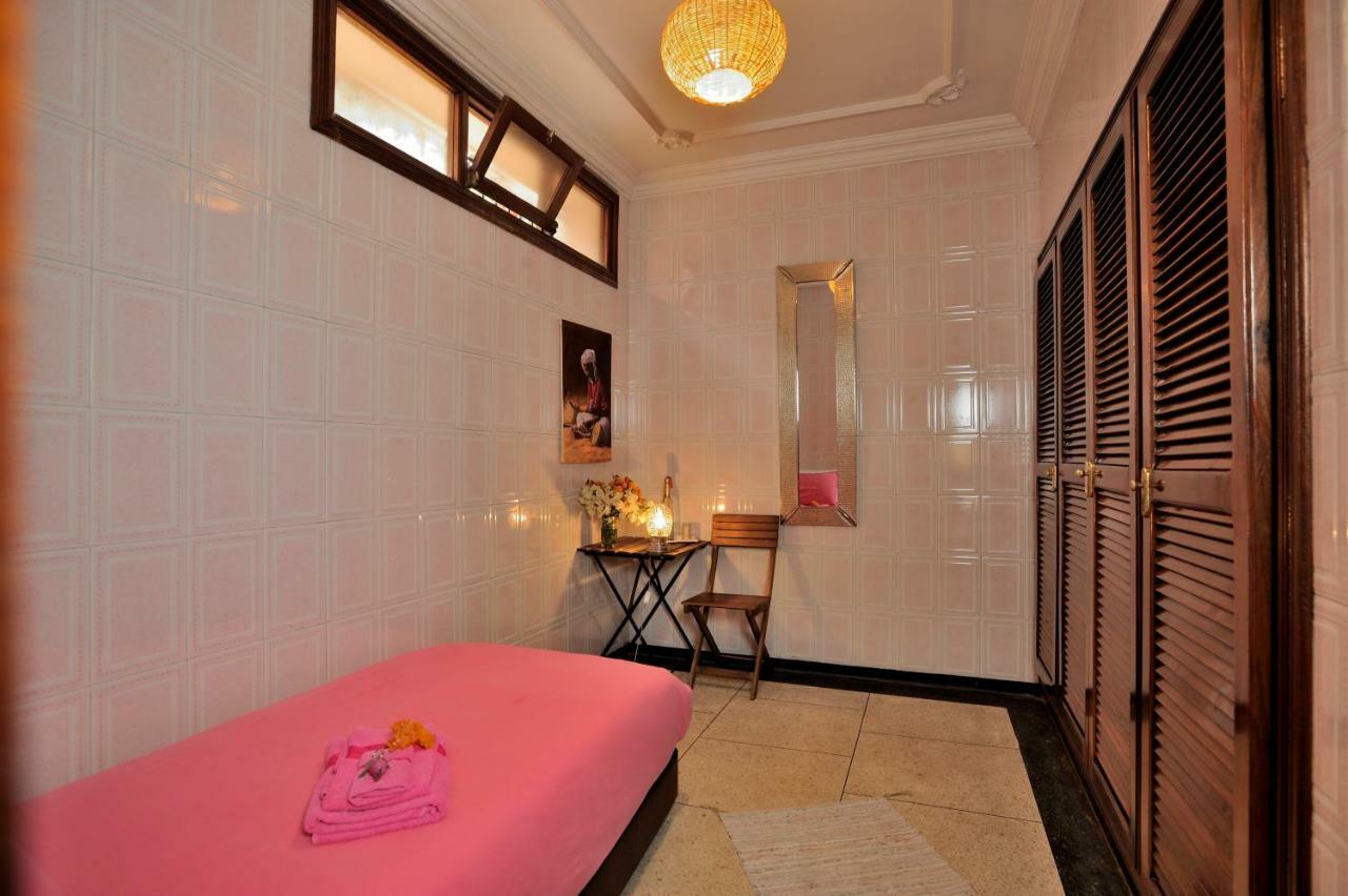 Lhostel A